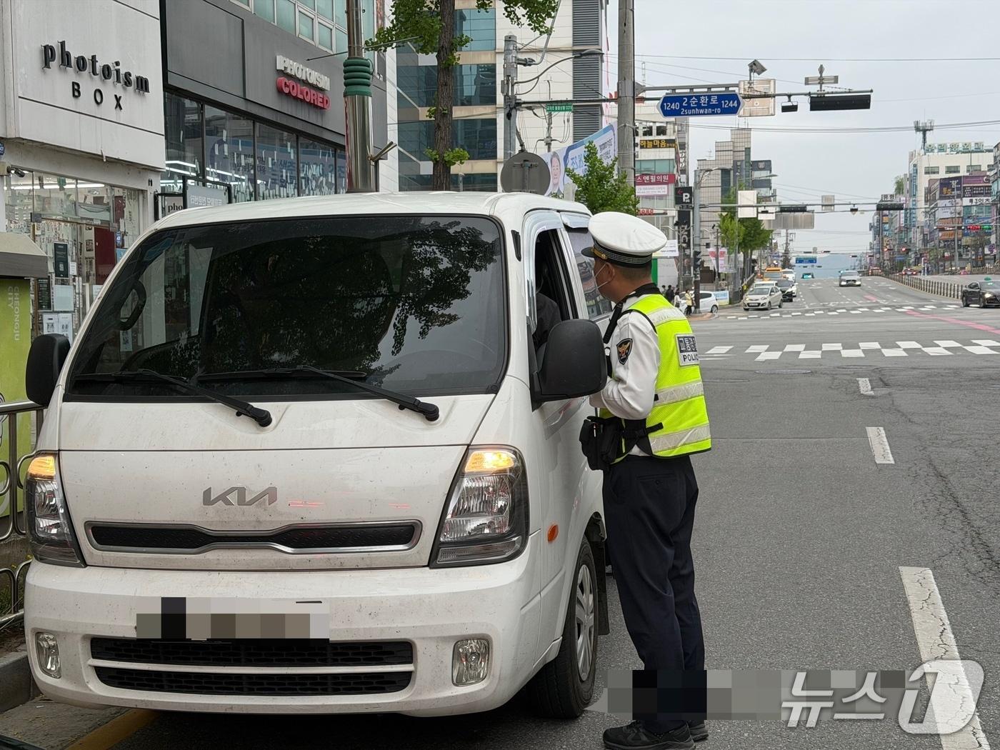 본문 이미지 - 충북 청주흥덕경찰서 경찰관들이 20일 오후 1시 30분쯤 충북 청주시 흥덕구 가경동의 시외버스터미널 사거리에서 우회전 일시정지 위반 집중단속을 하고 있다. /뉴스1 장예린 기자