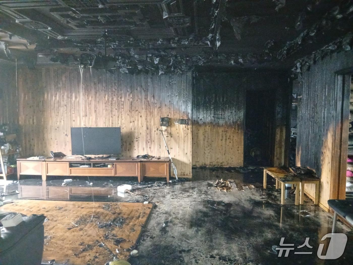 본문 이미지 - 20일 오전 9시 29분께 전북 익산시 영등동의 한 상가건물 3층에서 불이 났다.