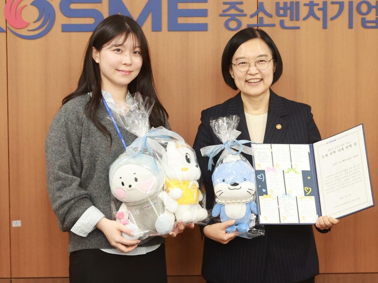 본문 이미지 - 중진공에서 롤링페이퍼와 함께 상을 받은 한성숙 중소벤처기업부 장관(오른쪽). (한성숙 장관 SNS 캡처)