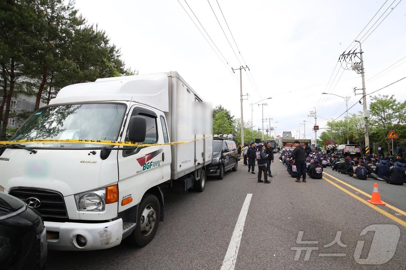 본문 이미지 - 20일 경남 진주시 정촌면 CU 진주물류센터 앞에 집회에 참가한 화물연대 노조원들을 충돌한 2.5톤 탑차가 보이고 있다. 이날 오전 10시 32분쯤 진주물류센터 앞에서는 이 탑차가 노조원 3명과 충돌해 1명이 숨지고 2명이 다쳤다. 2026.4.20 ⓒ 뉴스1 윤일지 기자