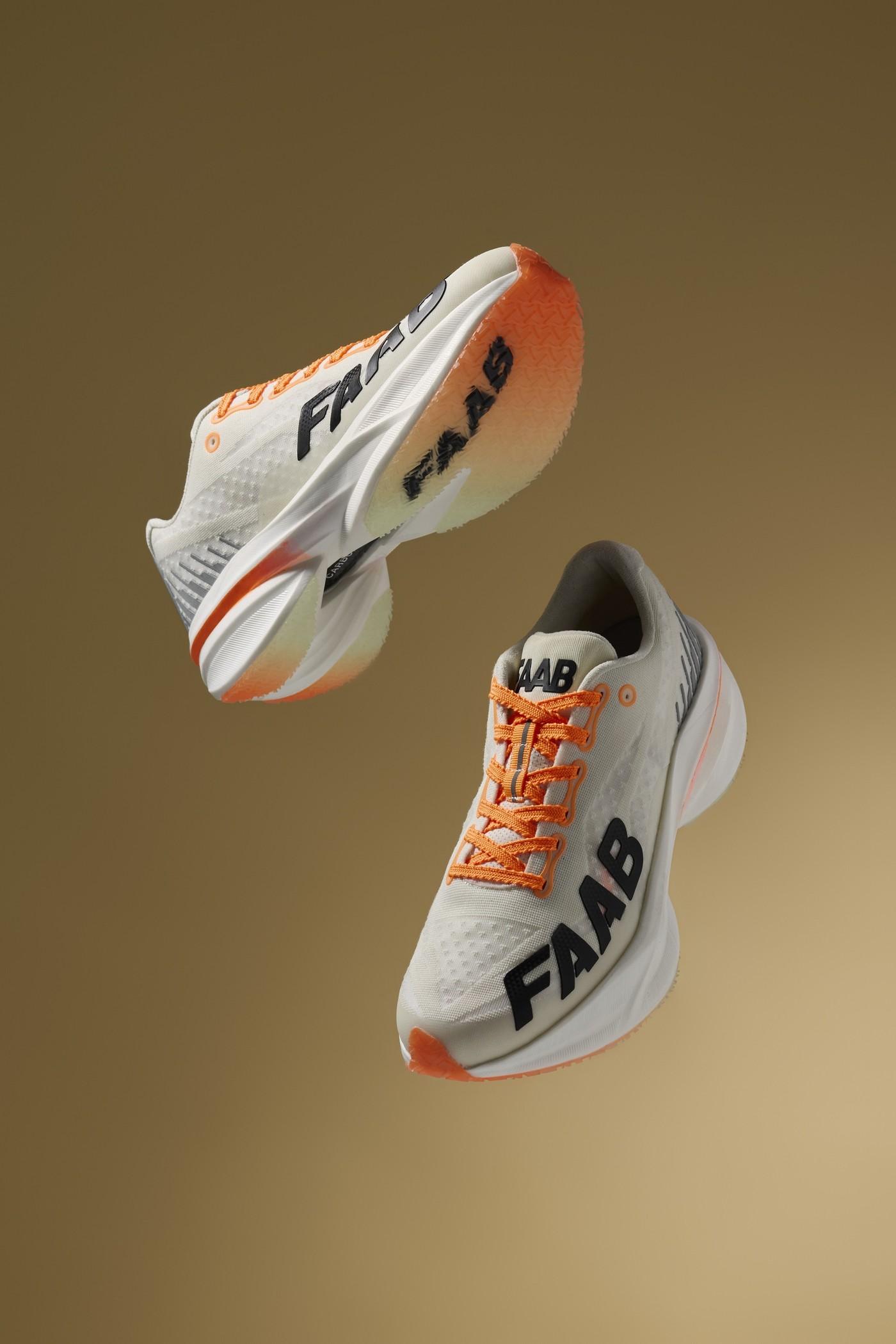 본문 이미지 - 러닝화 전문 메이커 파브(FAAB)가 카본 러닝화 ‘카본 내비(CARBON-NAVI)’를 개발해 시판한다.(FAAB 제공)