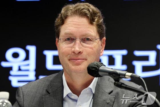 본문 이미지 - 올라 칼레니우스 메르세데스-벤츠 그룹 이사회 의장 겸 최고경영자(CEO)가 국내에서 개최된 벤츠 행사에서 질문을 듣고 있다./뉴스1 김진환 기자