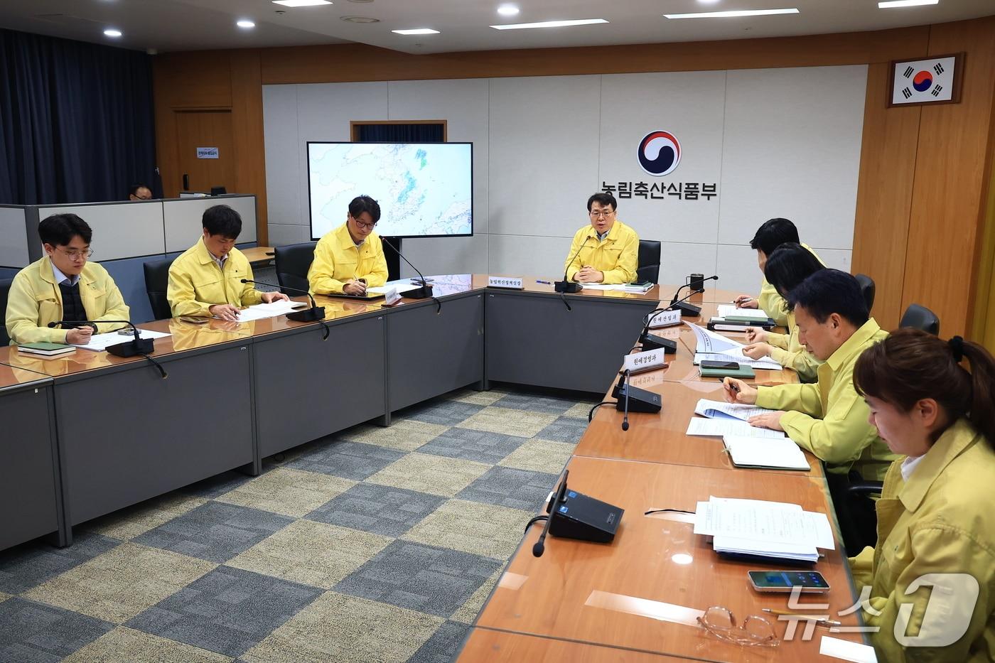 본문 이미지 - 농림축산식품부는 20일 오후 김정욱 농산업혁신정책실장 주재로 한파 특보에 따른 농작물 피해 최소화를 위한 긴급 점검회의를 했다고 밝혔다. (농식품부 제공) /2026.4.20/