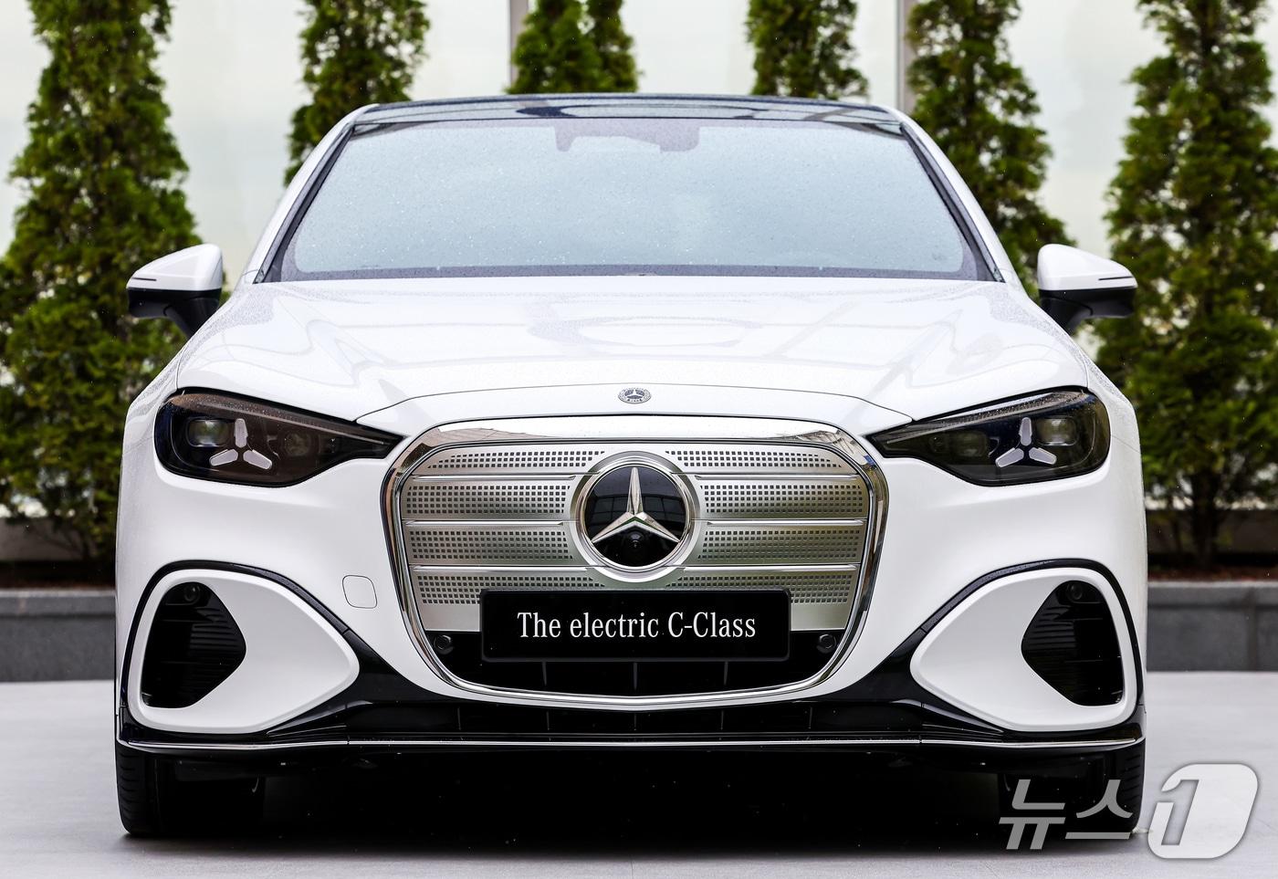 본문 이미지 - 20일 서울 강남구 안다즈 서울강남에서 열린 메르세데스-벤츠의 신차 공개 행사에 세계 최초로 공개되는 ‘디 올-뉴 일렉트릭 C클래스’가 전시되어 있다. ‘디 올-뉴 일렉트릭 C클래스’는 벤츠 글로벌 시장 주요 제품 C클래스의 순수 전기차 모델로 기존 C클래스가 가진 우아함과 주행 성능을 전동화 플랫폼에 그대로 녹여 내면서도 최신 IT 기술에 민감한 한국 소비자들의 눈높이에 맞춘 혁신적인 기술력을 대거 선보일 것으로 알려졌다. 2026.4.20 ⓒ 뉴스1 김진환 기자