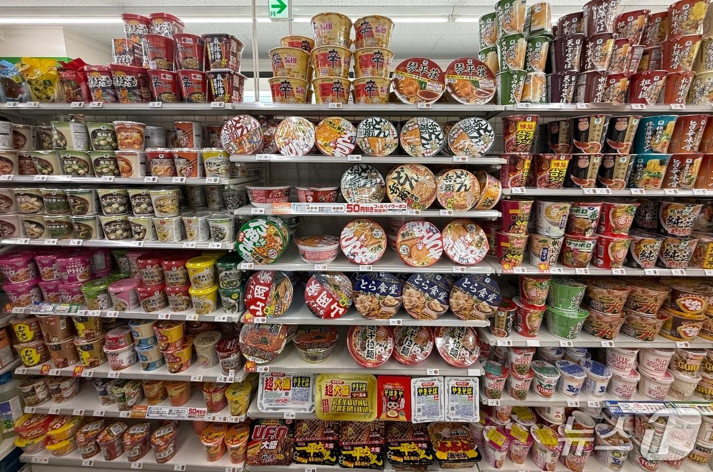 본문 이미지 - 인스턴트 라면 종주국인 일본의 도쿄 하라주쿠에 있는 편의점 패밀리마트 라면 매대 모습. 해외 라면 제품은 신라면과 신라면 툼바가 유일하다.  2026.4.15 ⓒ 뉴스1 황두현 기자