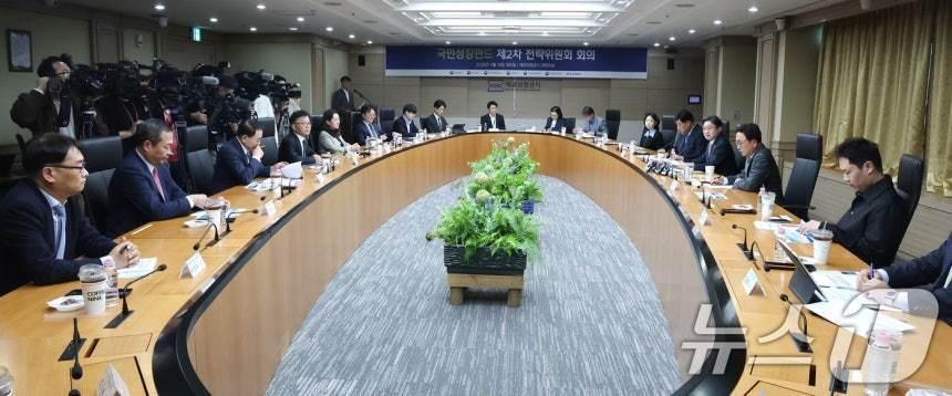 본문 이미지 - 이억원 금융위원장이 14일 서울 중구 예금보험공사에서 열린 국민성장펀드 제2차 전략위원회 회의에서 모두발언을 하고 있다. 2026.4.14 ⓒ 뉴스1 임세영 기자