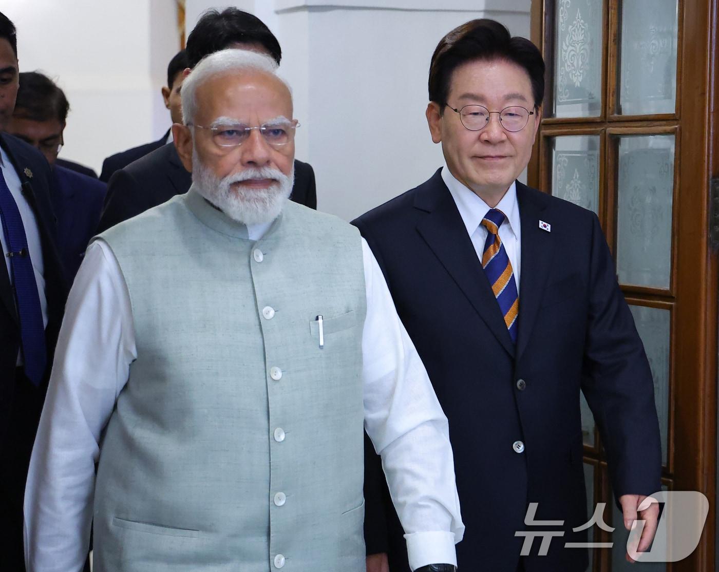 본문 이미지 - 이재명 대통령과 나렌드라 모디 인도 총리가 20일 뉴델리 영빈관에서 정상회담을 하기 위해 입장하고 있다. 2026.4.20 ⓒ 뉴스1 이재명 기자