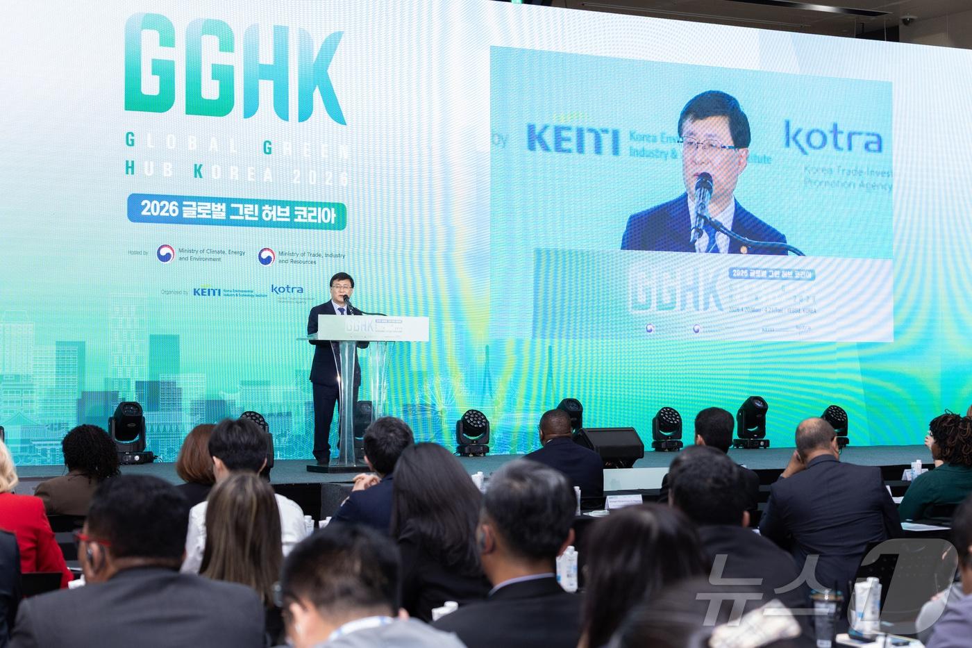 본문 이미지 - 김성환 기후에너지환경부 장관이 전남 여수 엑스포 컨벤션센터에서 열린 ‘글로벌 그린 허브 코리아(GGHK) 2026’에 참석하여 축사를 하고 있다. (기후에너지환경부 제공. 재판매 및 DB 금지) 2026.4.20 ⓒ 뉴스1