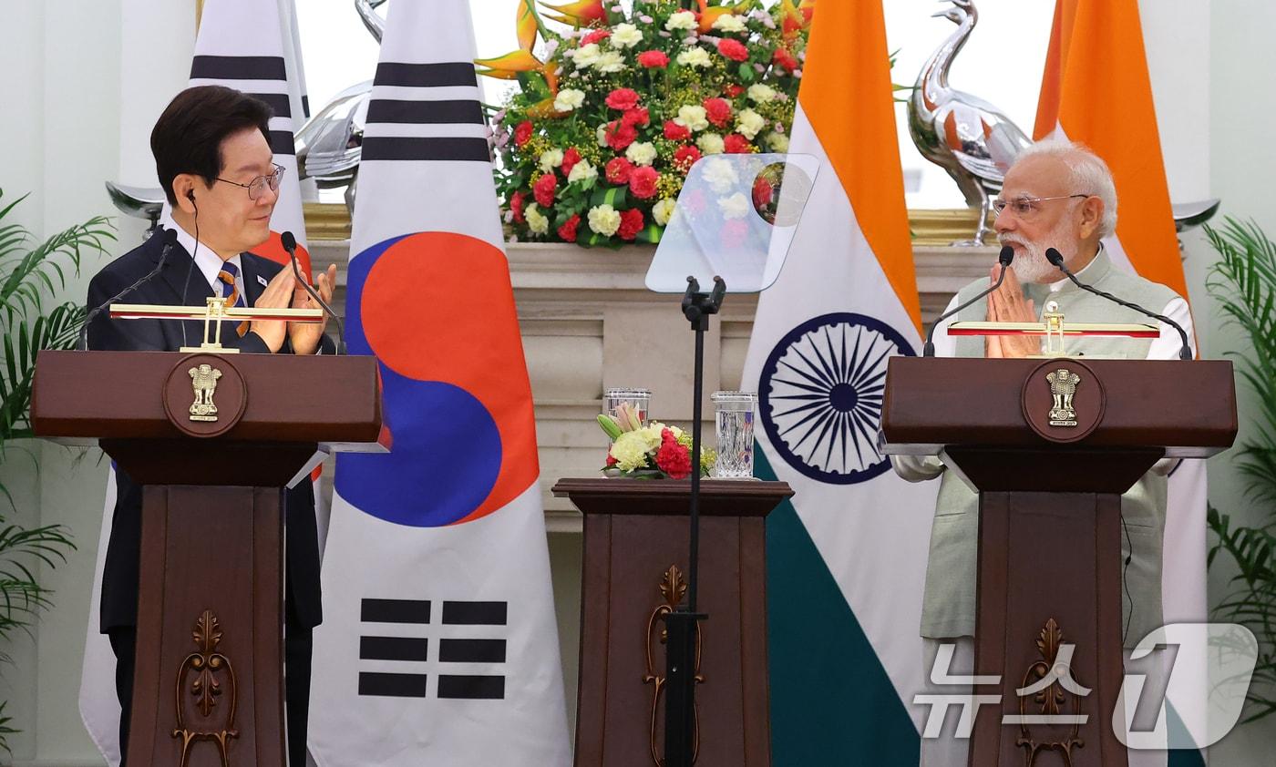 본문 이미지 - 이재명 대통령과 나렌드라 모디 인도 총리가 20일 뉴델리 영빈관에서 열린 공동언론발표에서 박수를 치고 있다. 2026.4.20 ⓒ 뉴스1 이재명 기자