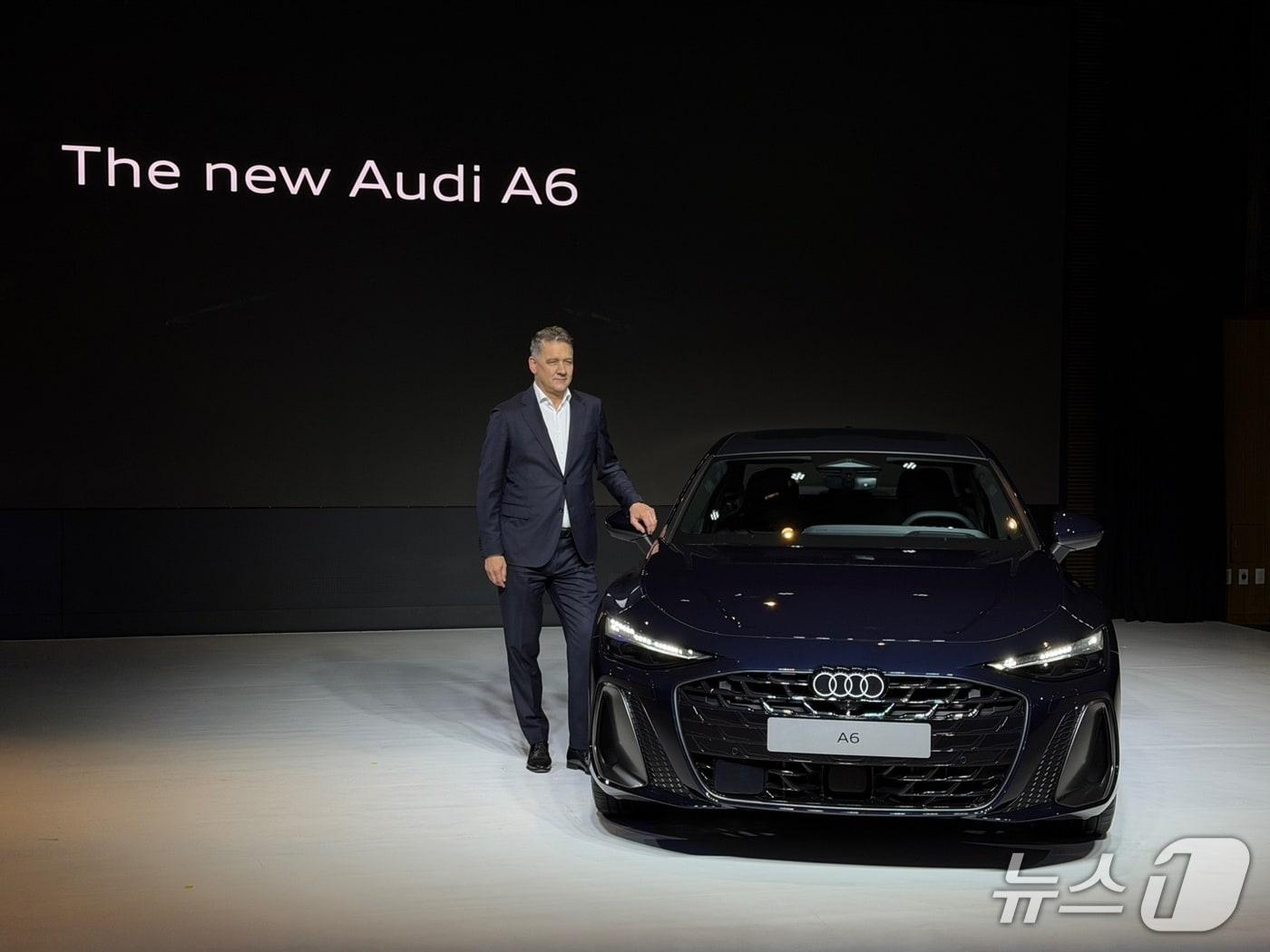 본문 이미지 - 게르놋 될너 아우디 AG 회장이 20일 서울 중구 반야트리 호텔에서 아우디 코리아가 개최한 '더 뉴 아우디 A6 미디어 콘퍼런스'에 참석해 이날 한국 시장에 공식 출시된 아우디 준대형 세단 'A6' 9세대 완전 변경 모델 '더 뉴 아우디 A6'를 배경으로 기념 사진을 촬영한 모습. 2026.4.20/뉴스1 김성식 기자