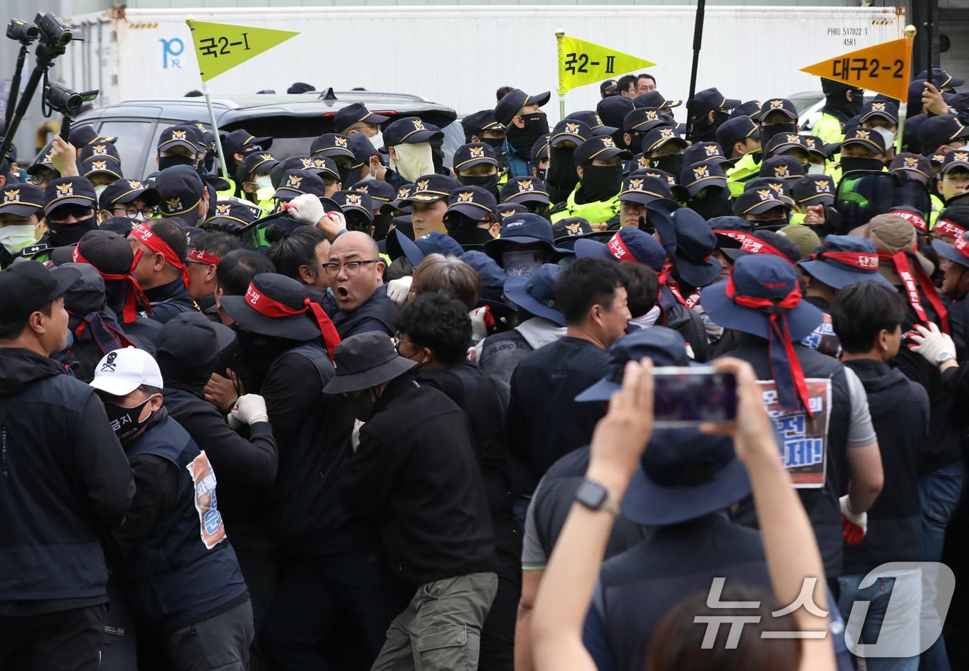 본문 이미지 - 20일 경남 진주시 정촌면 CU 진주물류센터 앞에서 진입을 시도하는 화물연대 노조원들을 경찰이 막아서고 있다. 이날 현장에서는 화물차와 집회 참가자 3명이 충돌해 1명이 숨지고 2명이 다치는 사고가 발생했다. 2026.4.20 ⓒ 뉴스1 윤일지 기자
