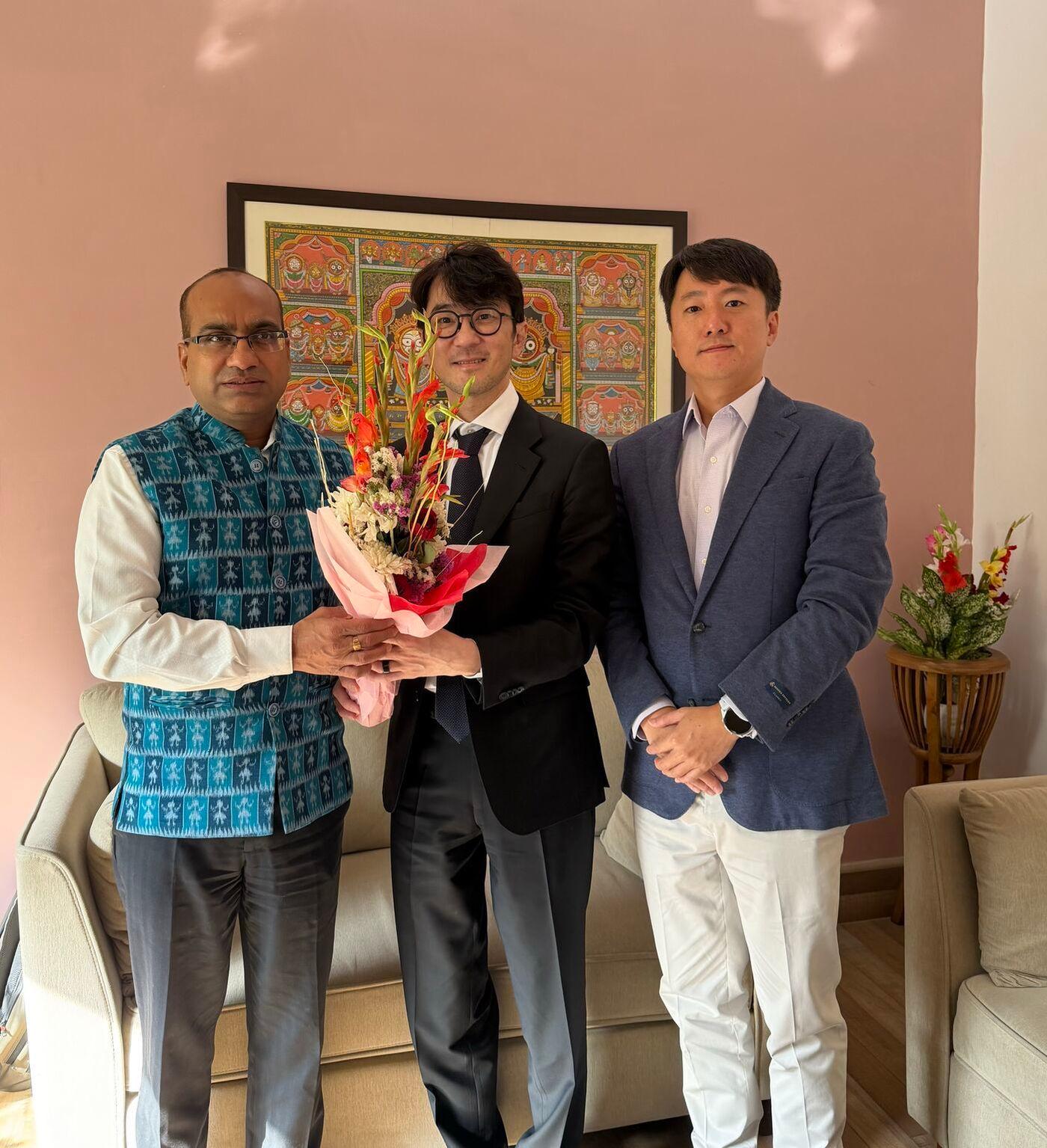 본문 이미지 - 김창한 크래프톤 대표(가운데)가 수지 쿠마르(Sujeet Kumar) 인도 상원 의원, 손현일 크래프톤 인도법인 대표(오른쪽)과 회동했다.(크래프톤 인도법인 링크드인 갈무리)2026.4.20 ⓒ 뉴스1