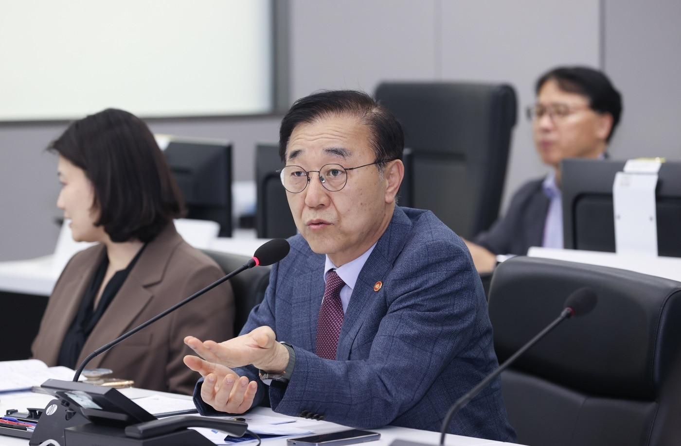 본문 이미지 - 김윤덕 국토부 장관이 20일 국내 12개 항공사 CEO와 간담회를 진행하고 있다.(국토부 제공) / 뉴스1 ⓒ News1