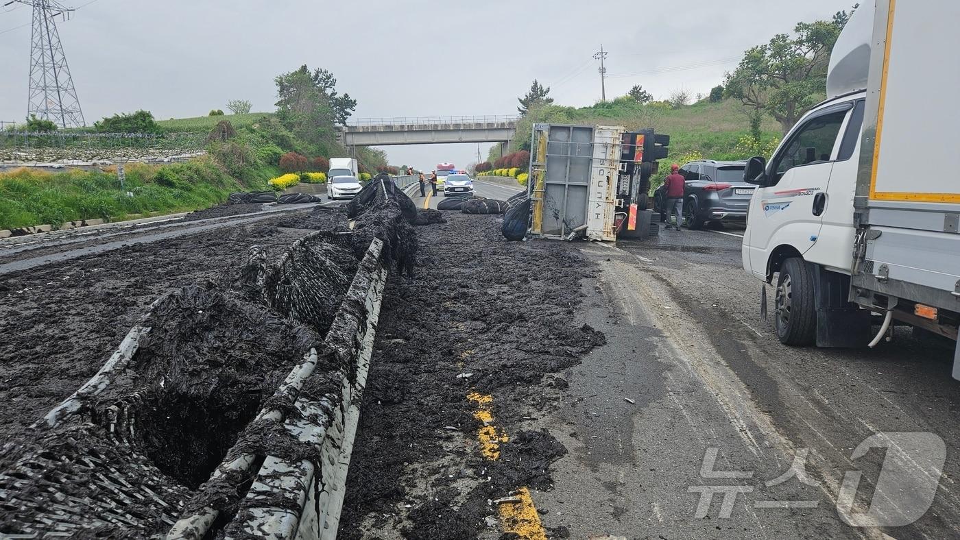 본문 이미지 - 20일 오후 2시 33분쯤 전남 해남군 문내면 한 도로에서 물김을 싣고 가던 4.5톤 트럭이 가드레일을 충격해 물김이 도로에 쏟아진 모습. (전남소방본부 제공. 재판매 및 DB 금지) 2026.4.20