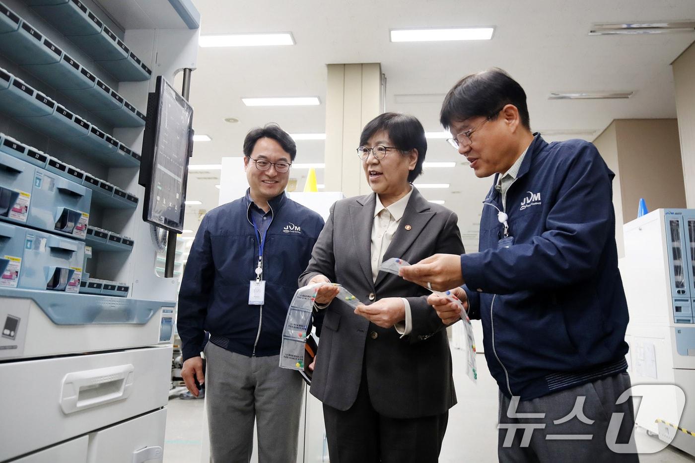 본문 이미지 - 정은경 보건복지부 장관(가운데)이 20일 오후 대구 달서구 조제약 포장지 전문 생산기업인 '제이브이엠(JVM)'을 찾아 생산 공정을 점검하고 있다. 2026.4.20 ⓒ 뉴스1 공정식 기자