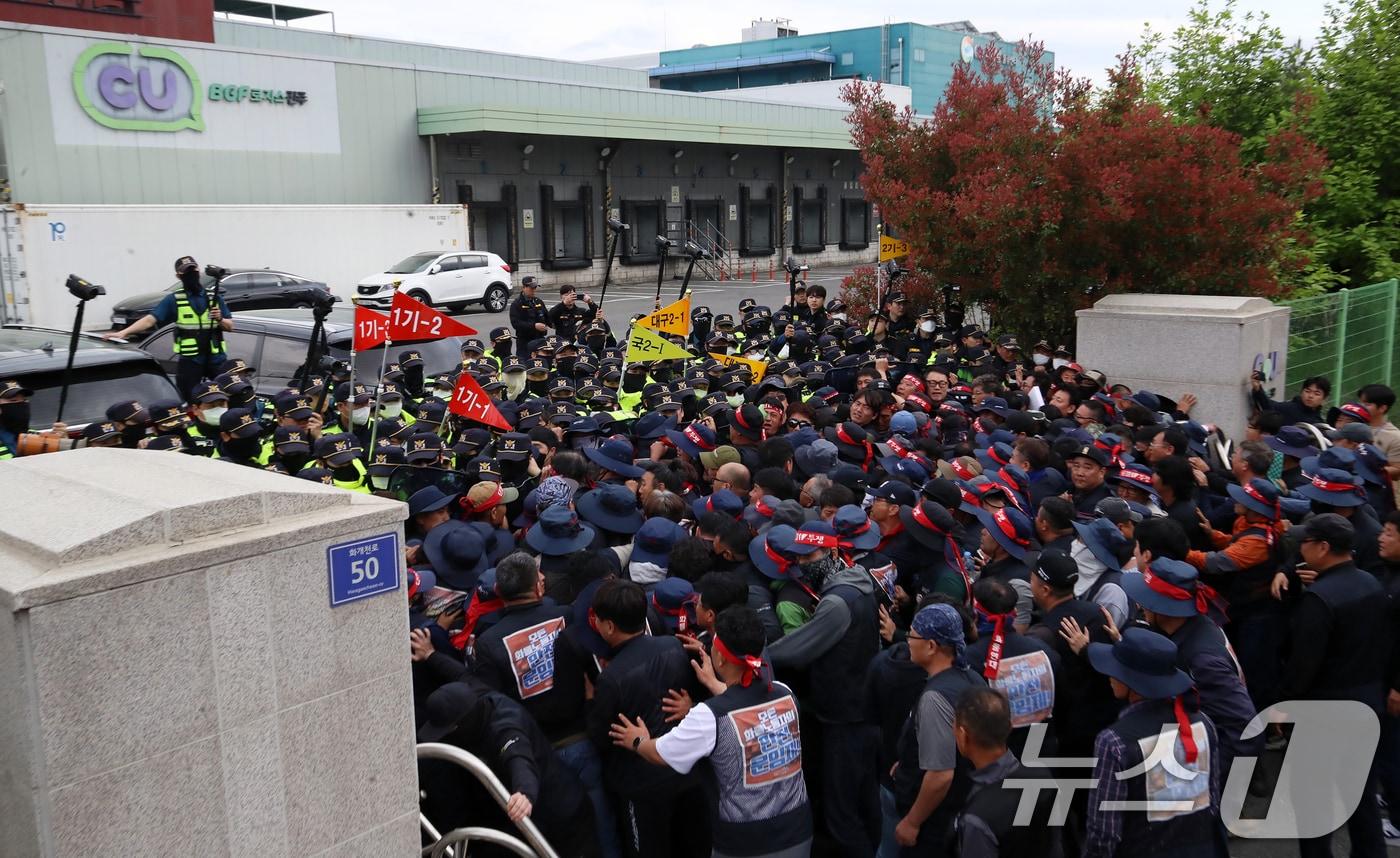 본문 이미지 - 20일 경남 진주시 정촌면 CU 진주물류센터 앞에서 진입을 시도하는 화물연대 노조원들을 경찰이 막아서고 있다. 이날 현장에서는 화물차와 집회 참가자 3명이 충돌해 1명이 숨지고 2명이 다치는 사고가 발생했다. 2026.4.20 ⓒ 뉴스1 윤일지 기자