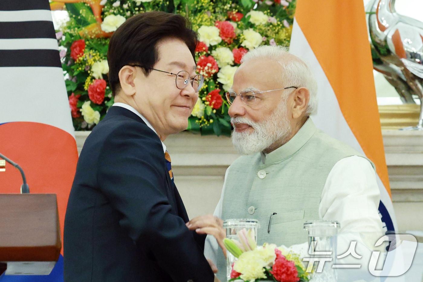 본문 이미지 - 이재명 대통령과 나렌드라 모디 인도 총리가 20일 뉴델리 영빈관에서 열린 공동언론발표를 마친 후 악수하고 있다. 2026.4.20 ⓒ 뉴스1 이재명 기자