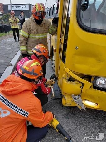 본문 이미지 - 강원 횡성 우천면 우항리 교통사고 현장.(횡성소방서 제공, 재판매 및 DB금지)