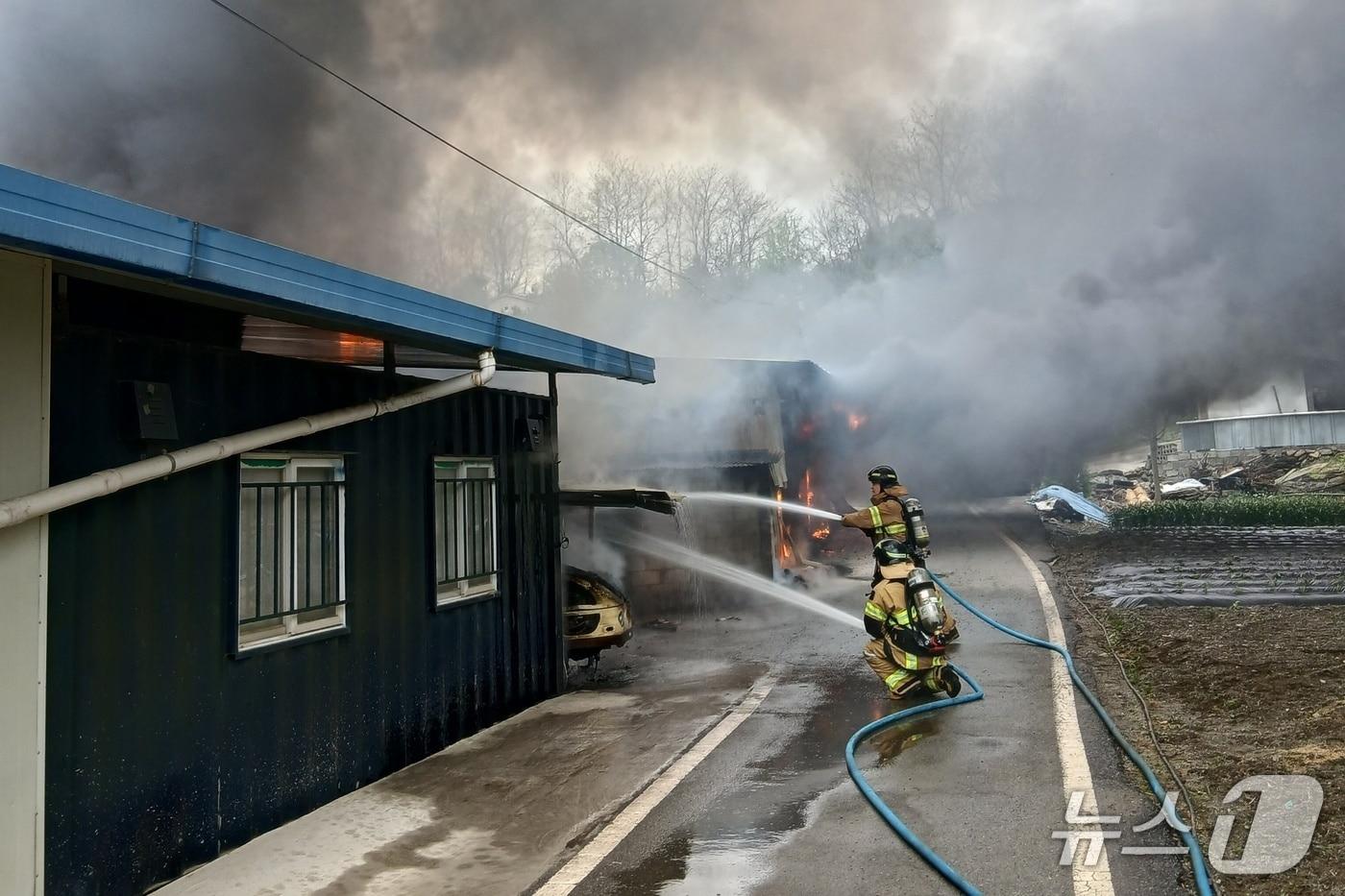본문 이미지 - 충주 수안보면 중산리 농가 화재.(충주소방서 제공. 재판매 및 DB금지)