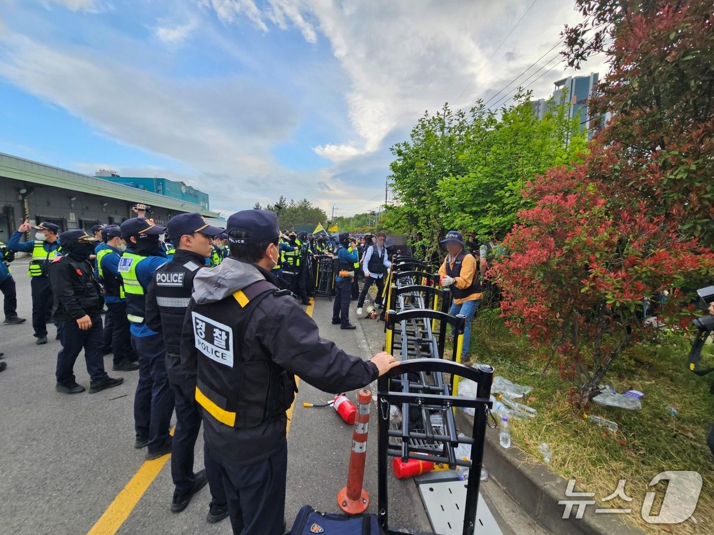 본문 이미지 - 전국민주노동조합총연맹 화물연대가 20일 진주시 정촌면 CU 진주물류센터 앞에서 경찰과 대치하고 있다. 2026.4.20/뉴스1 한송학기자