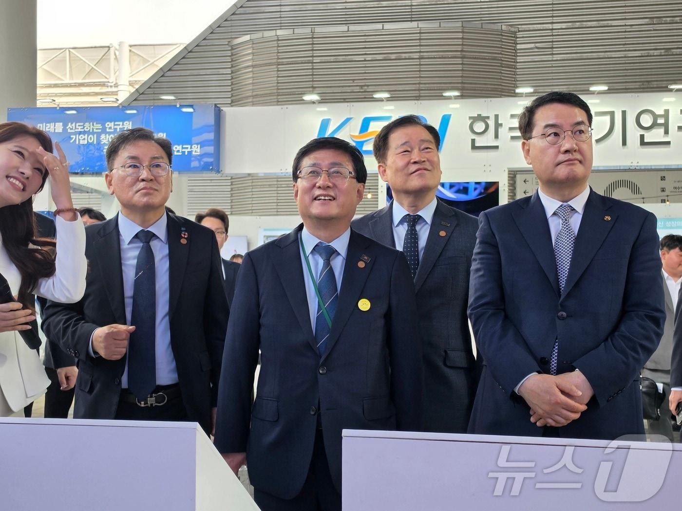 본문 이미지 - 김성환 기후에너지환경부 장관이 20일 전남 여수 세계박람회장에서 열린 유엔기후변화협약(UNFCCC) 주관 제3차 기후주간 및 기후환경에너지부 주관 녹색 대전환 국제주간 행사에서 에너지·환경 관련 부스를 방문하고 있다. 부스 라운딩에는 이유진 대통령실 기후환경에너지비서관, 정현구 여수시 부시장 등이 동행했다. 2026.4.20 ⓒ 뉴스1 황덕현 기후환경전문기자