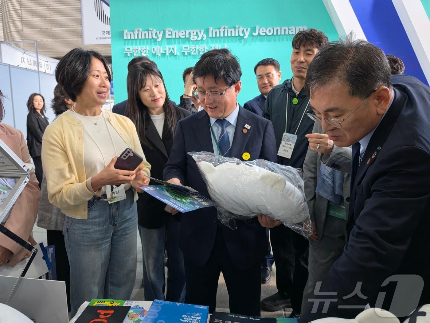 본문 이미지 - 김성환 기후에너지환경부 장관이 20일 전남 여수 세계박람회장에서 열린 유엔기후변화협약(UNFCCC) 주관 제3차 기후주간 및 기후환경에너지부 주관 녹색 대전환 국제주간 행사에서 에너지·환경 관련 부스를 방문하고 있다. ⓒ 뉴스1 황덕현 기후환경전문기자