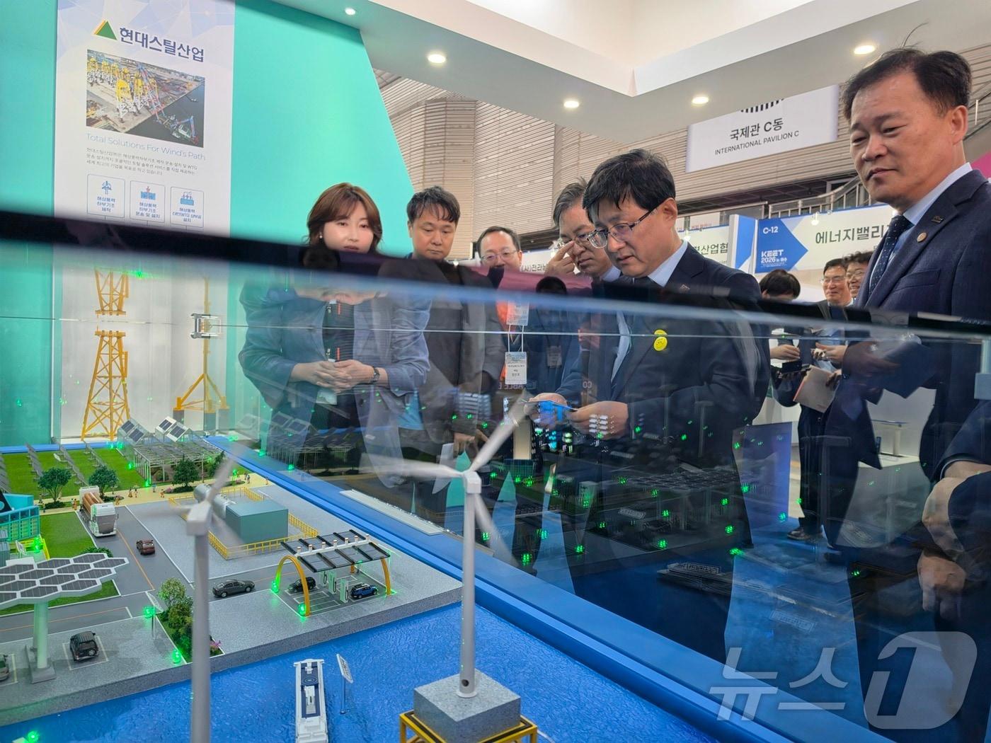 본문 이미지 - 김성환 기후에너지환경부 장관이 20일 전남 여수 세계박람회장에서 열린 유엔기후변화협약(UNFCCC) 주관 제3차 기후주간 및 기후환경에너지부 주관 녹색 대전환 국제주간 행사에서 에너지·환경 관련 부스를 방문하고 있다. 부스 라운딩에는 이유진 대통령실 기후환경에너지비서관, 정현구 여수시 부시장 등이 동행했다. 2026.4.20 ⓒ 뉴스1 황덕현 기후환경전문기자