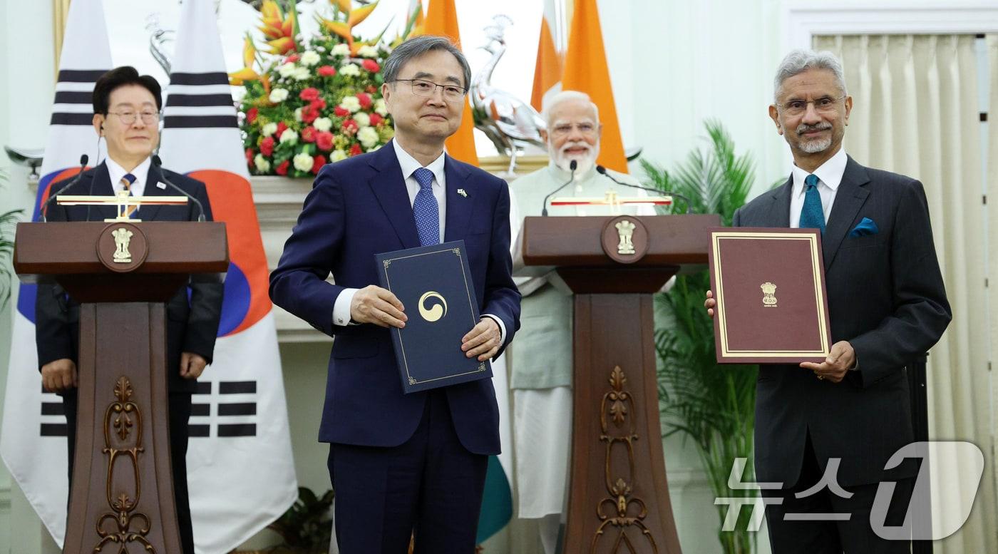 본문 이미지 - 지난 20일 이재명 대통령과 나렌드라 모디 인도 총리가 참석한 가운데 조현 외교부 장관과 수브라마냠 자이샨카르 외교부 장관이 항만 협력 양해각서 협약식을 하고 있다. 2026.4.20 ⓒ 뉴스1 이재명 기자