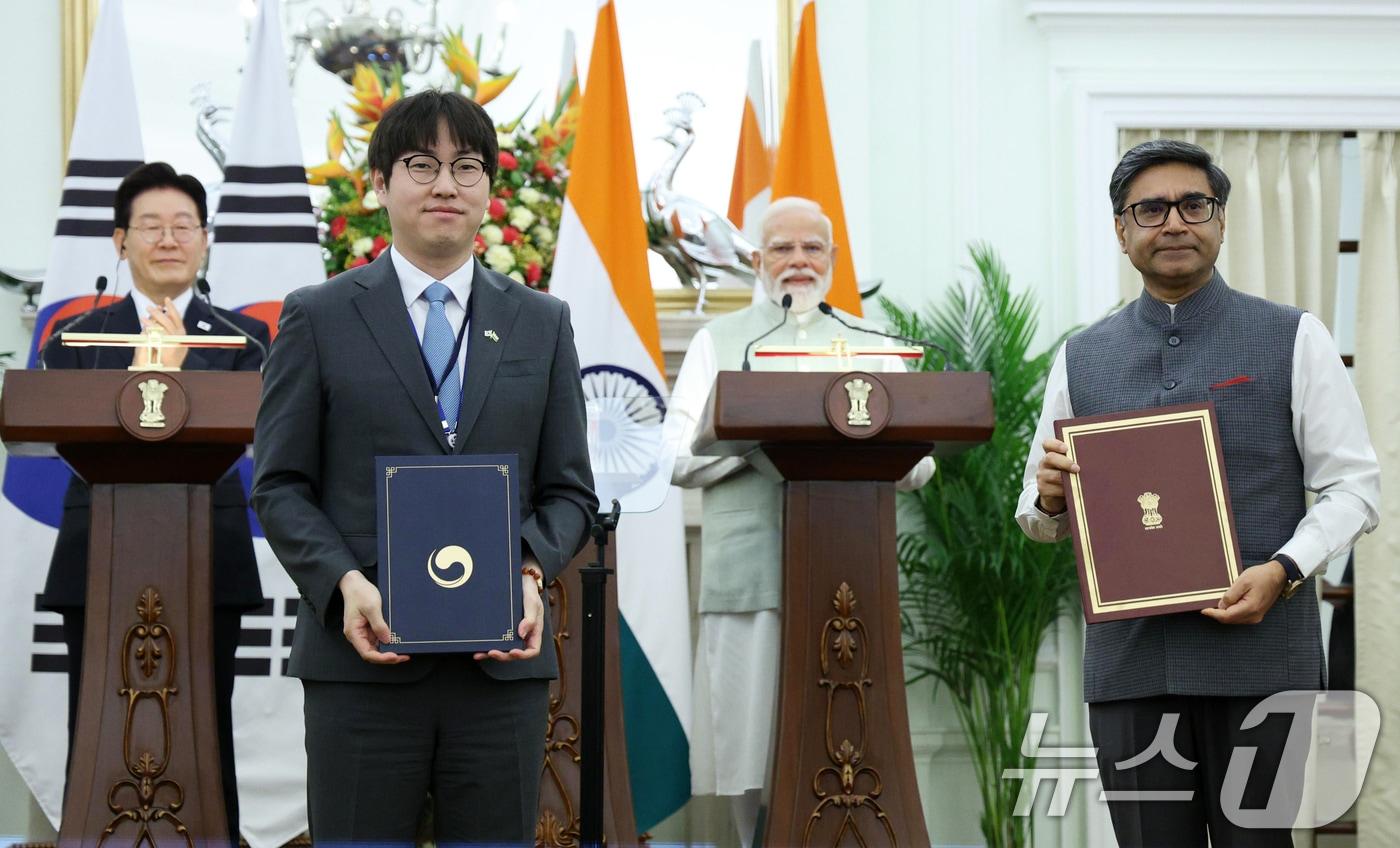 본문 이미지 - 이재명 대통령과 나렌드라 모디 인도 총리가 참석한 가운데 20일 뉴델리 영빈관에서 하정우 AI미래기획수석과 비크람 미스리 외교부 수석차관이 디지털 브릿지 프레임워크 양해각서 협약식을 하고 있다. 2026.4.20 ⓒ 뉴스1 이재명 기자