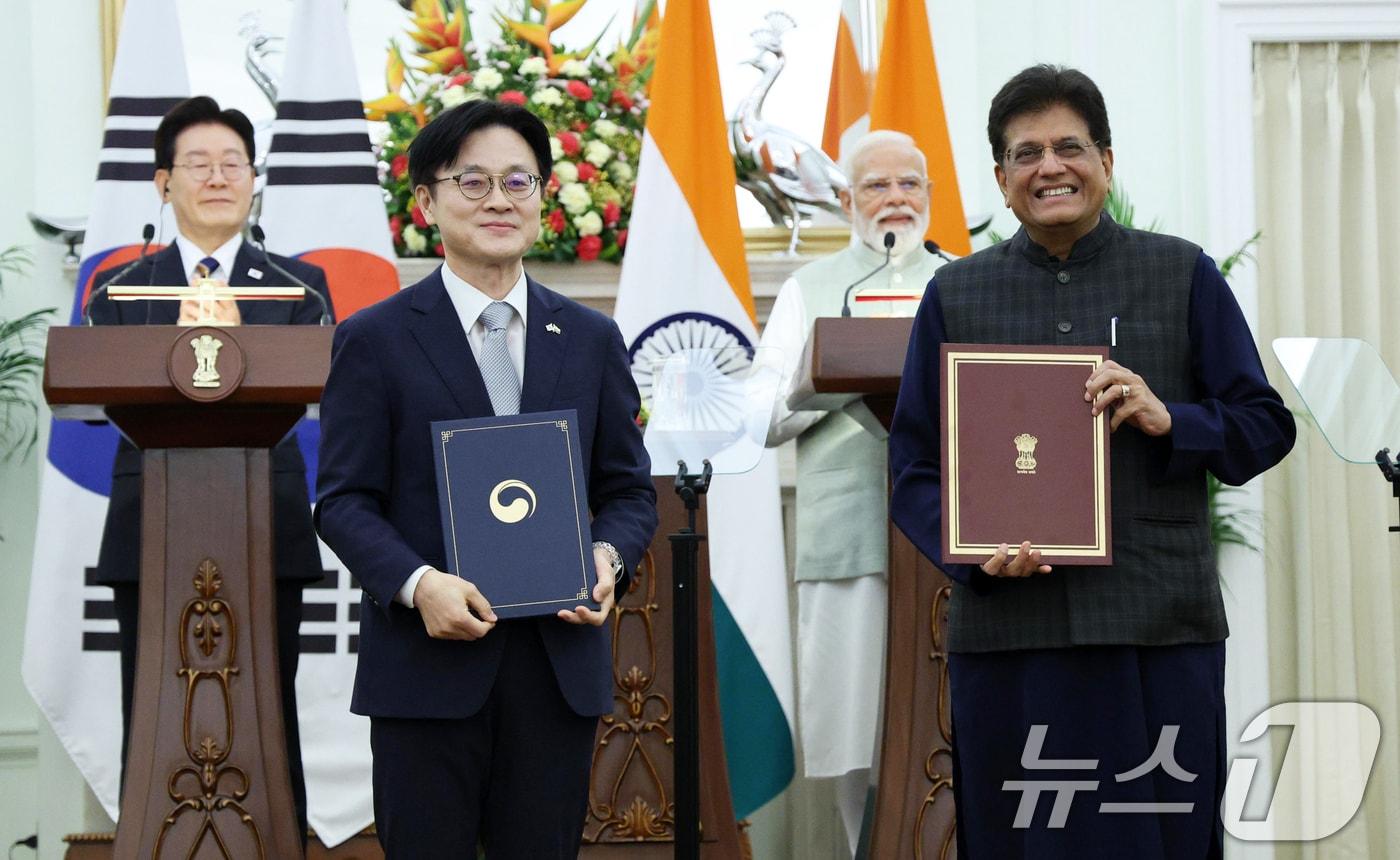 본문 이미지 - 이재명 대통령과 나렌드라 모디 인도 총리가 참석한 가운데 20일 뉴델리 영빈관에서 김정관 산업통상부 장관과 피유시 고얄 상공부 장관이 산업협력위원회 신설 양해각서 협약식을 하고 있다. 2026.4.20 ⓒ 뉴스1 이재명 기자