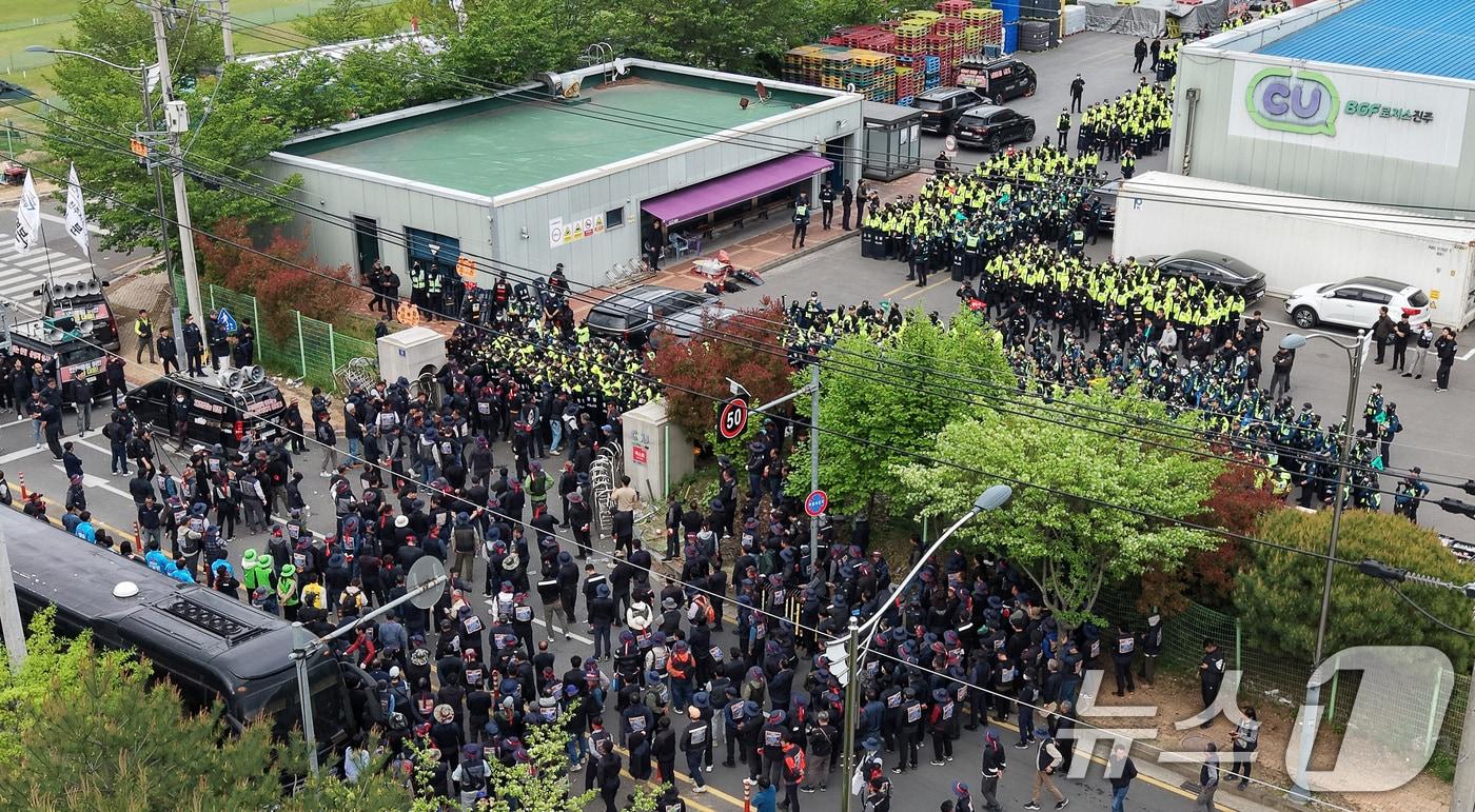 본문 이미지 - 20일 경남 진주시 정촌면 CU 진주물류센터 앞에서 진입을 시도하는 화물연대 노조원들을 경찰이 막아서고 있다. 2026.4.20 ⓒ 뉴스1 윤일지 기자
