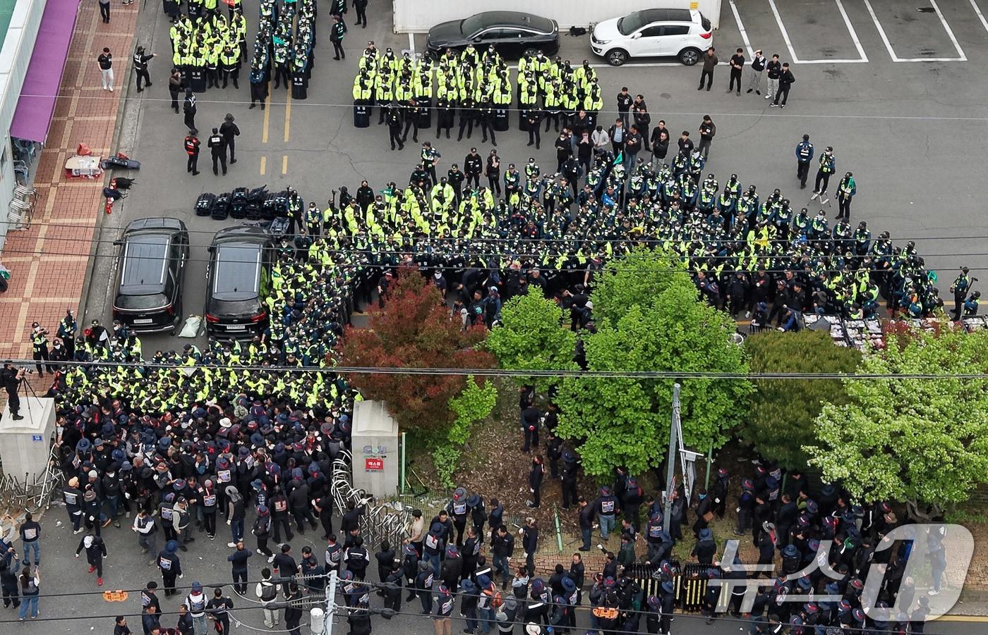 본문 이미지 - 20일 경남 진주시 정촌면 CU 진주물류센터 앞에서 진입을 시도하는 화물연대 노조원들을 경찰이 막아서고 있다. 이날 현장에서는 화물차와 집회 참가자 3명이 충돌해 1명이 숨지고 2명이 다치는 사고가 발생했다. 2026.4.20 ⓒ 뉴스1 윤일지 기자
