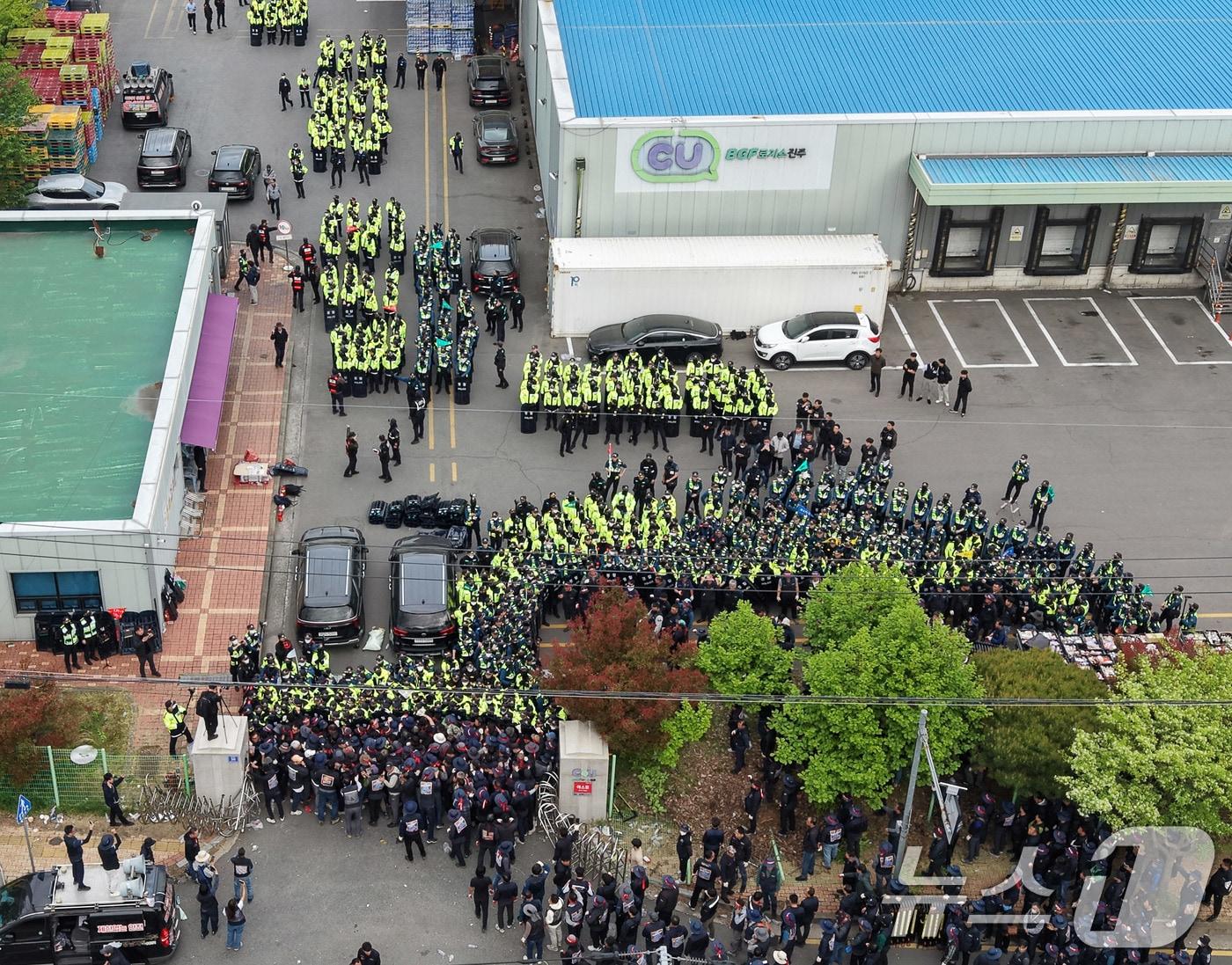 본문 이미지 - 20일 경남 진주시 정촌면 CU 진주물류센터 앞에서 진입을 시도하는 화물연대 노조원들을 경찰이 막아서고 있다. 이날 현장에서는 화물차와 회 참가자 3명이 충돌해 1명이 숨지고 2명이 다치는 사고가 발생했다. 2026.4.20 ⓒ 뉴스1 윤일지 기자