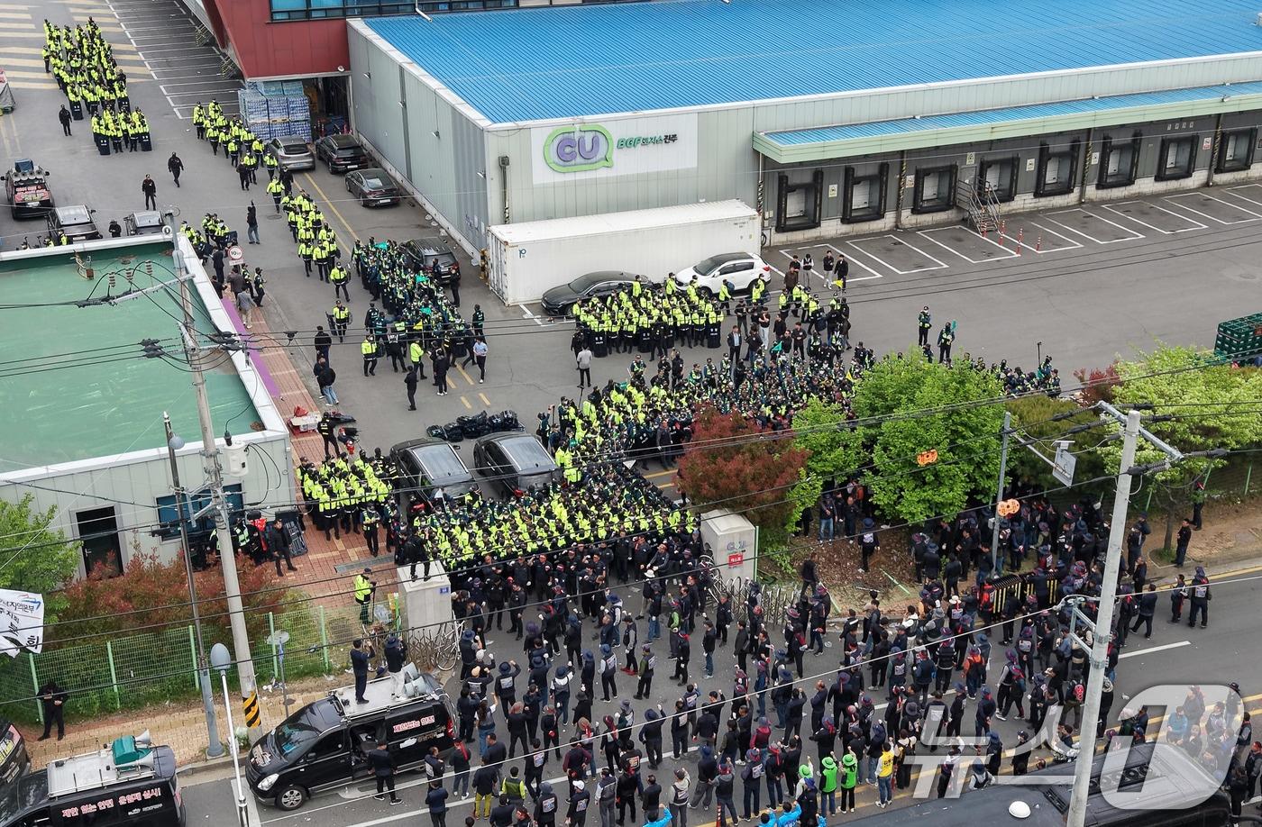 본문 이미지 - 20일 경남 진주시 정촌면 CU 진주물류센터 앞에서 진입을 시도하는 화물연대 노조원들을 경찰이 막아서고 있다. 2026.4.20 ⓒ 뉴스1 윤일지 기자
