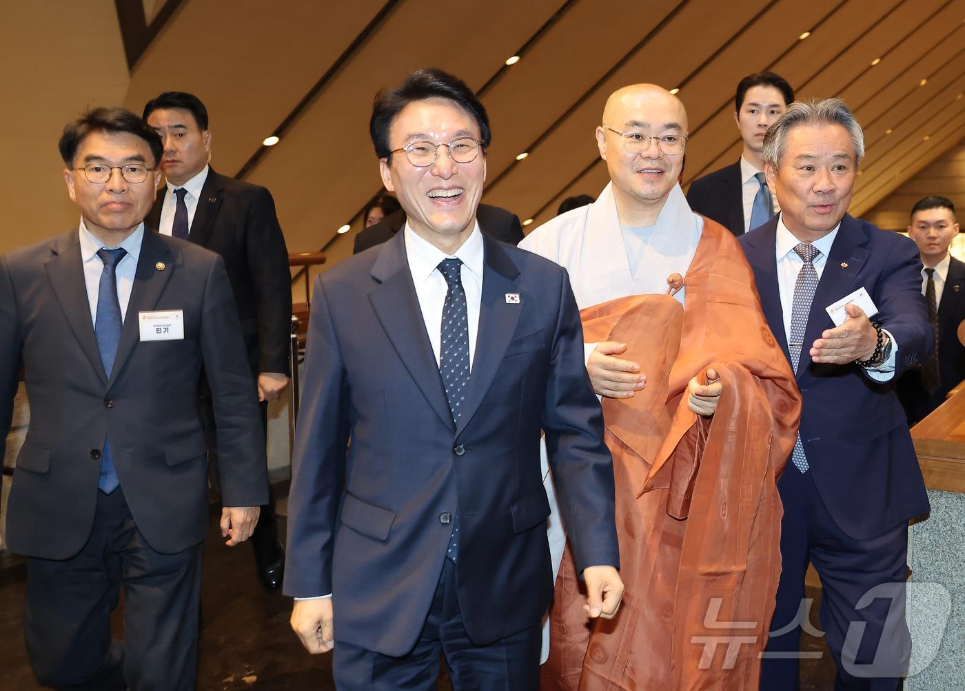 본문 이미지 - 김민석 국무총리가 20일 오후 서울 중구 신라호텔에서 열린 ‘불기2570년 부처님오신날맞이 대한민국불교도 봉축대법회’에 참석하고 있다. (공동취재) 2026.4.20 ⓒ 뉴스1 김진환 기자