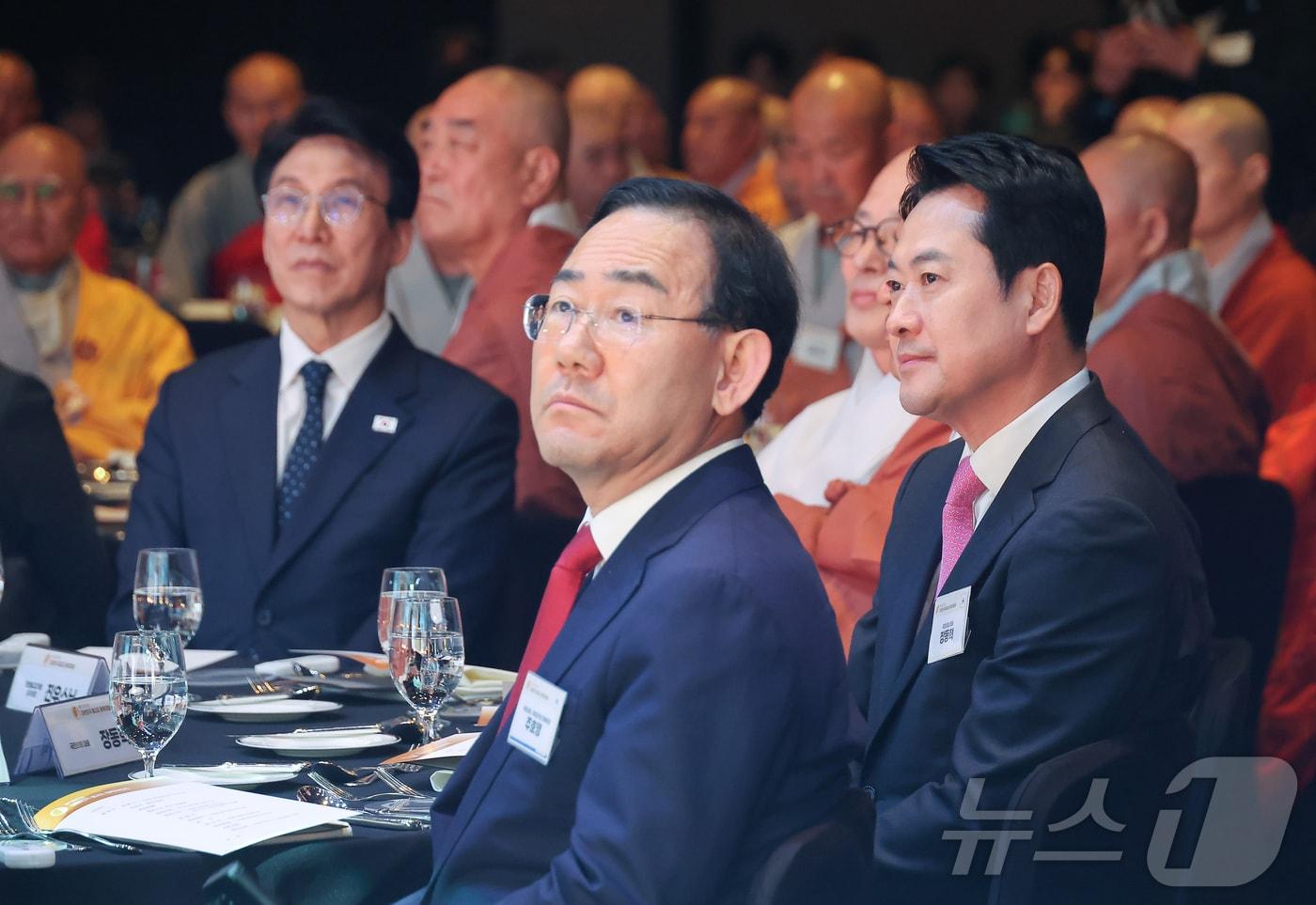 본문 이미지 - 김민석 국무총리와 장동혁 국민의힘 대표, 주호영 국회부의장이 20일 오후 서울 중구 신라호텔에서 열린 ‘불기2570년 부처님오신날맞이 대한민국불교도 봉축대법회’에 참석하고 있다. (공동취재) 2026.4.20 ⓒ 뉴스1 김진환 기자