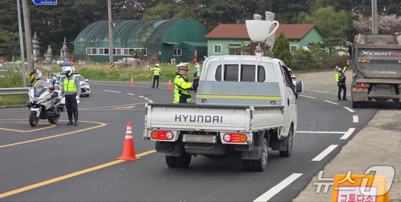 본문 이미지 - 경북경찰청의 안전띠·안전모 미착용 집중 단속 현장(경북경찰청 제공. 재판매 및 DB 금지)2026.4.20/뉴스1