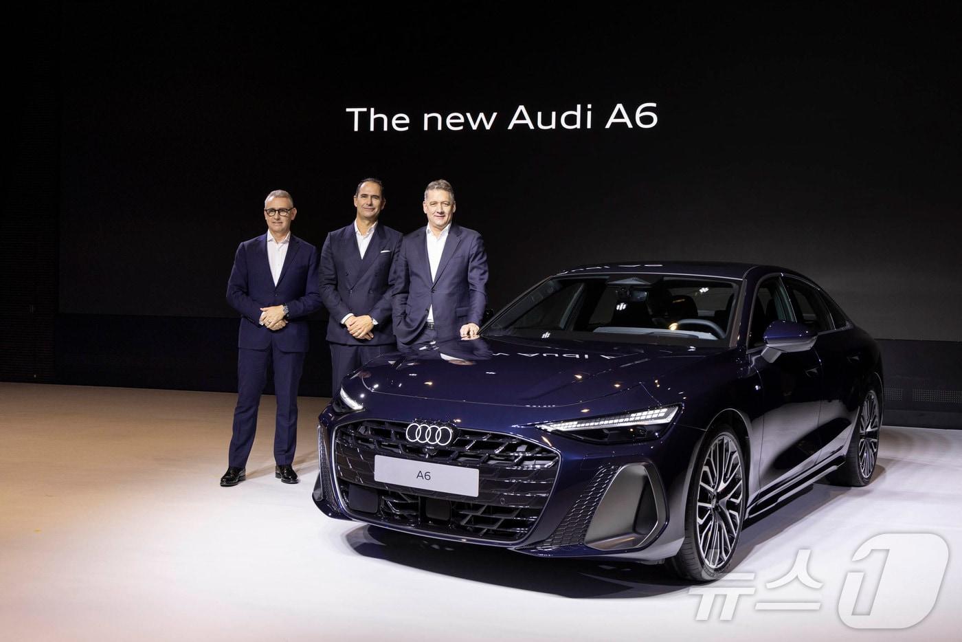 본문 이미지 - 아우디 코리아가 20일 서울 중구 반야트리 호텔에서 국내 최초로 선보인 아우디 준대형 세단 'A6' 9세대 완전 변경 모델 '더 뉴 아우디 A6'를 배경으로 (왼쪽부터) 스티브 클로티 아우디코리아 사장, 마르코 슈베르트 아우디 AG 세일즈·마케팅 총괄, 게르놋 될너 아우디 AG 회장이 기념 사진을 촬영하고 있다(아우디 코리아 제공). 2026.4.20. ⓒ 뉴스1 김성식 기자