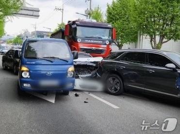 본문 이미지 - 20일 부산 사상구 학장교차로 인근 교통사고 현장. (사상경찰서 제공. 재판매 및 DB 금지)