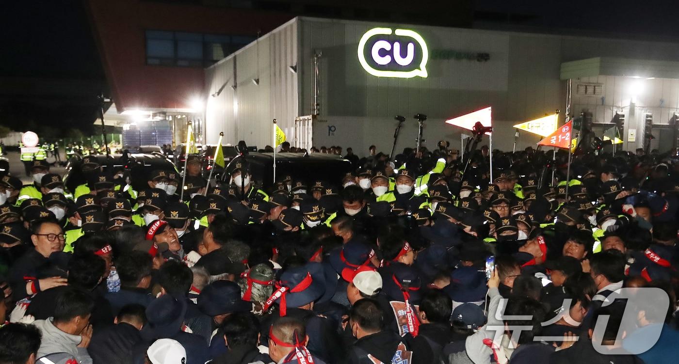 본문 이미지 - 지난 20일 경남 진주시 정촌면 CU 진주물류센터 앞에서 진입을 시도하는 화물연대 노조원들을 경찰이 막아서고 있다. 이날 현장에서는 화물차와 집회 참가자 3명이 충돌해 1명이 숨지고 2명이 다치는 사고가 발생했다. 2026.4.20 ⓒ 뉴스1 윤일지 기자