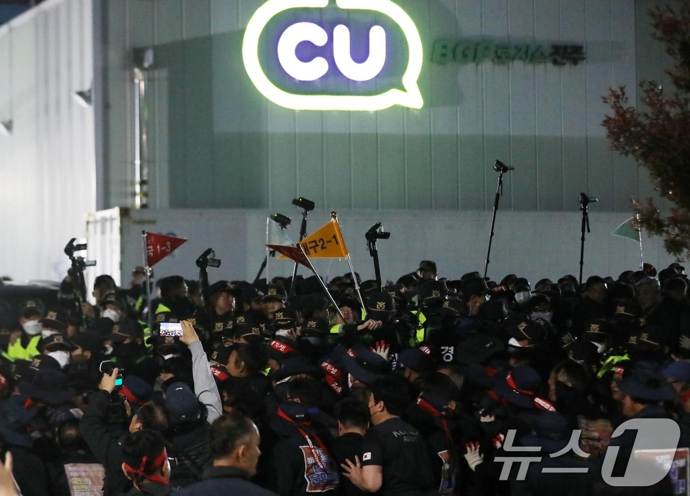 본문 이미지 - 20일 경남 진주시 정촌면 CU 진주물류센터 앞에서 진입을 시도하는 화물연대 노조원들을 경찰이 막아서고 있다. 이날 현장에서는 화물차와 집회 참가자 3명이 충돌해 1명이 숨지고 2명이 다치는 사고가 발생했다. 2026.4.20 ⓒ 뉴스1 윤일지 기자