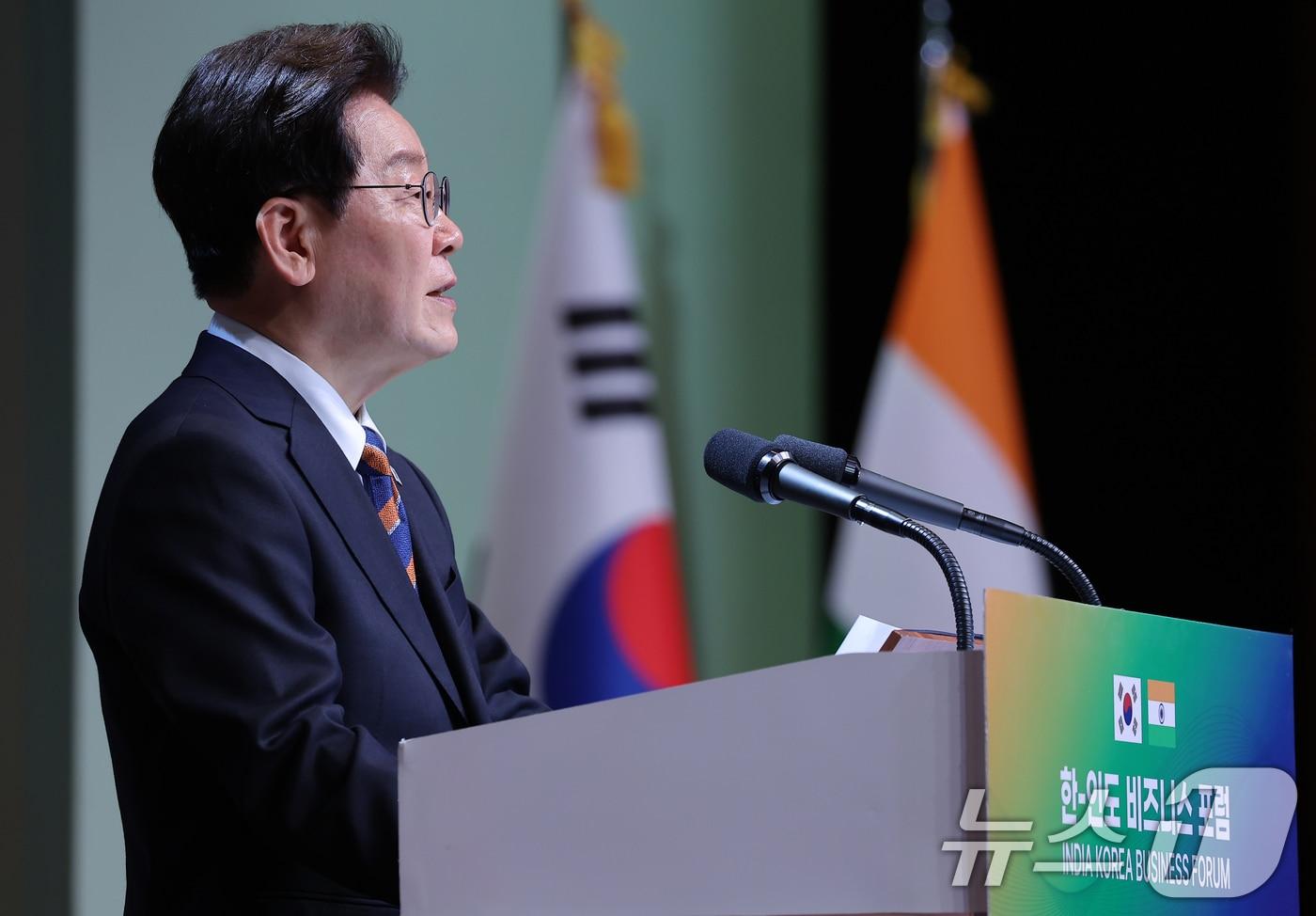 본문 이미지 - 인도를 국빈 방문 중인 이재명 대통령이 20일 뉴델리 바랏 만다팜 컨벤션센터에서 열린 한-인도 비즈니스 포럼에서 발언하고 있다. 2026.4.20 ⓒ 뉴스1 이재명 기자