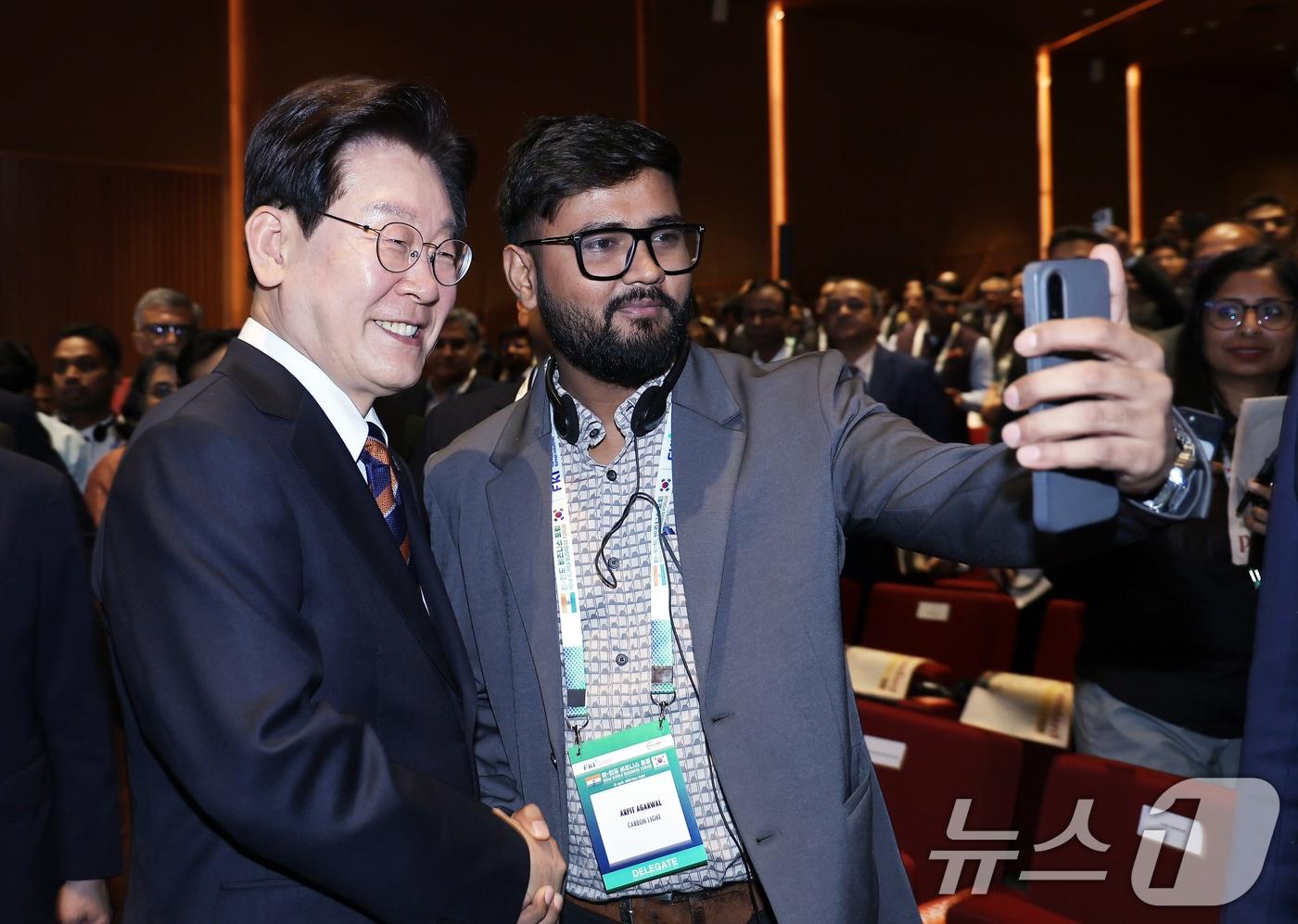 본문 이미지 - 인도를 국빈 방문 중인 이재명 대통령이 20일 뉴델리 바랏 만다팜 컨벤션센터에서 열린 한-인도 비즈니스 포럼을 마친 뒤 인도기업인과 기념촬영을 하고 있다. 2026.4.20 ⓒ 뉴스1 이재명 기자