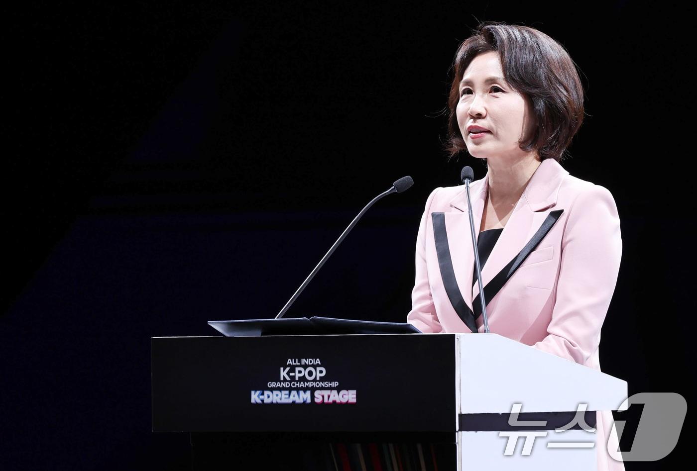 본문 이미지 - 이재명 대통령과 인도를 방문 중인 김혜경 여사가 지난 4월 20일 뉴델리 야쇼부미 컨벤션센터에서 열린 K-Dream Stage에서 축사를 하고 있다. 2026.4.20 ⓒ 뉴스1 이재명 기자
