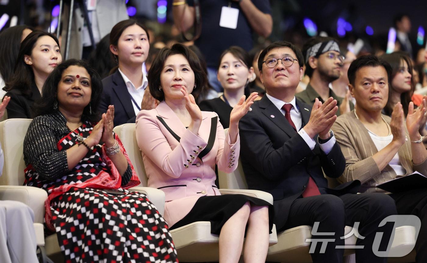 본문 이미지 - 이재명 대통령과 인도를 방문 중인 김혜경 여사가 20일 뉴델리 야쇼부미 컨벤션센터에서 열린 K-Dream Stage에서 박수를 치고 있다. 2026.4.20 ⓒ 뉴스1 이재명 기자