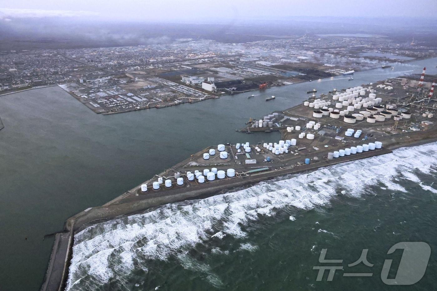 본문 이미지 - 20일 일본 혼슈 도호쿠 앞바다에서 규모 7.5 강진 발생 후 쓰나미 경보가 발령된 일본 홋카이도 도마코마이 해안선의 모습. 2026.4.20 ⓒ 로이터=뉴스1