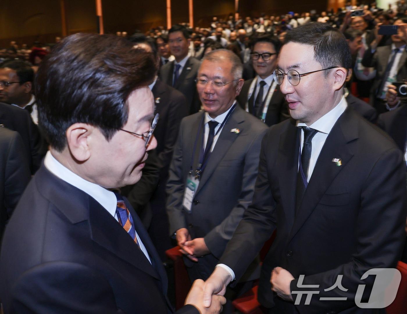 본문 이미지 - 인도를 국빈 방문 중인 이재명 대통령이 20일 뉴델리 바랏 만다팜 컨벤션센터에서 열린 한-인도 비즈니스 포럼에서 구광모 LG그룹 회장과 악수하고 있다. 2026.4.20 ⓒ 뉴스1 이재명 기자