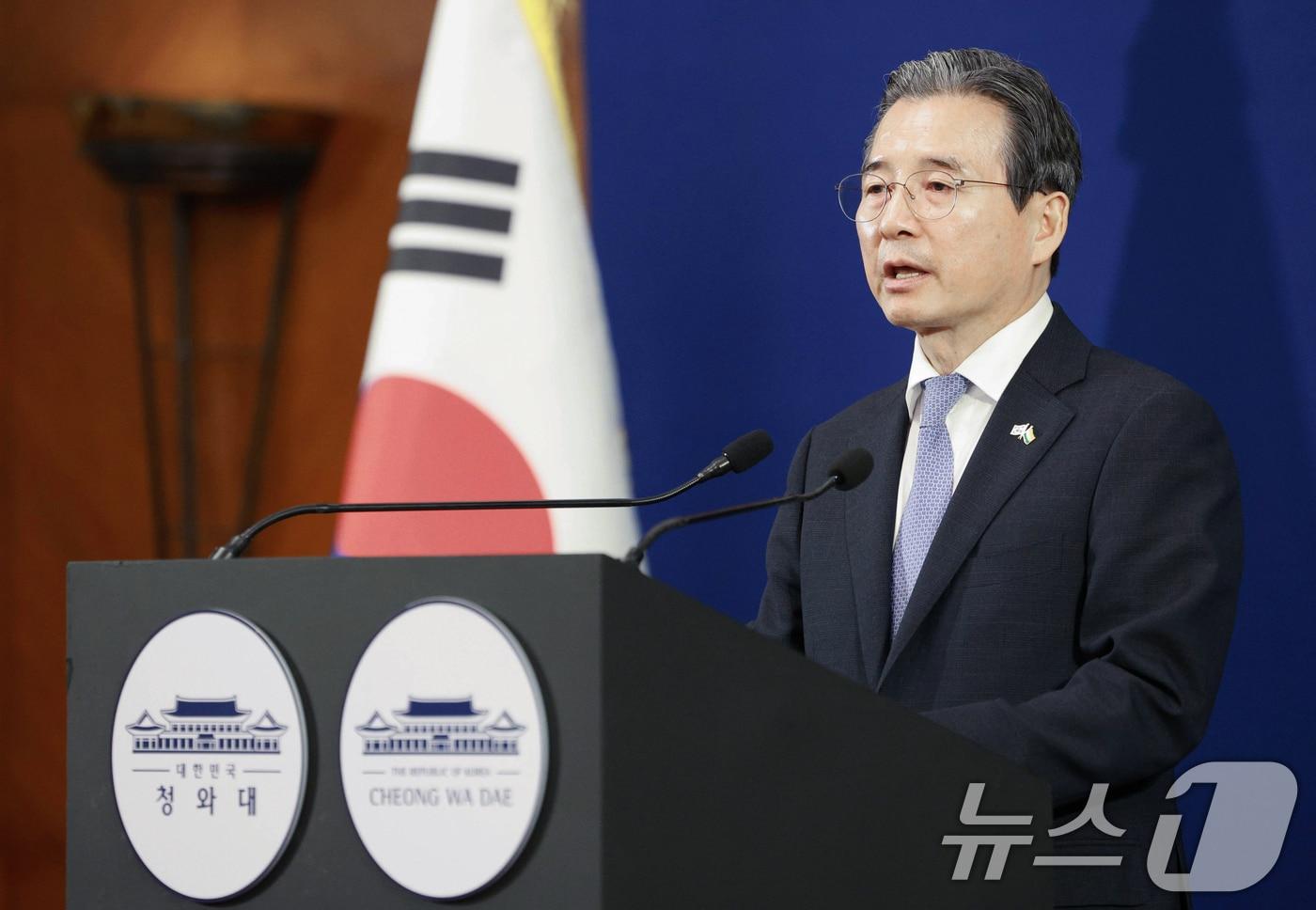 본문 이미지 - 김용범 정책실장이 20일 인도 뉴델리 한 호텔에 마련된 한국프레스센터에서 이재명 대통령과 나렌드라 모디 총리의 오찬 및 한-인도 경제인 대화 관련 브리핑을 하고 있다. 2026.4.20 ⓒ 뉴스1 이재명 기자