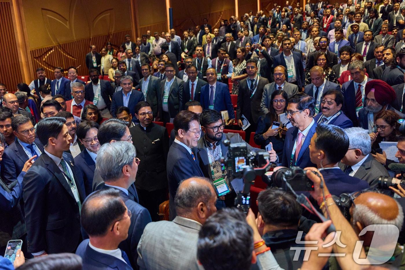 본문 이미지 - 인도를 국빈 방문 중인 이재명 대통령이 20일 뉴델리 바랏 만다팜 컨벤션센터에서 열린 한-인도 비즈니스 포럼을 마친 뒤 인도기업인들과 기념촬영을 하고 있다. (공동취재) 2026.4.20 ⓒ 뉴스1 이재명 기자