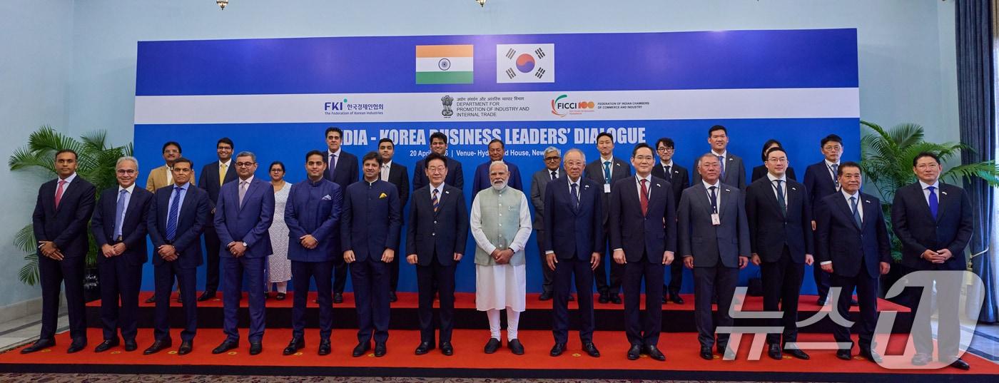 본문 이미지 - 이재명 대통령과 나렌드라 모디 인도 총리가 20일 뉴델리 총리 청사에서 열린 한-인도 경제인대화에서 참석자들과 기념촬영을 하고 있다. 김창한크래프톤 대표(뒷줄 오른쪽 네 번째)는 이날 한-인도 비즈니스 포럼 '디지털 경제' 세션 연사로 나섰다. (공동취재) 2026.4.20 ⓒ 뉴스1 이재명 기자